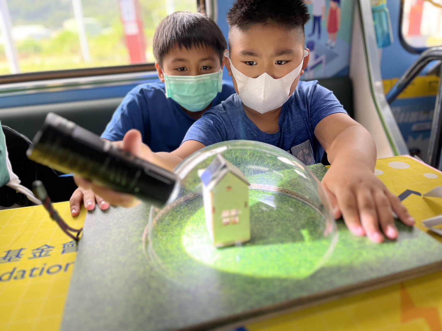PA真人參與基礎科學主題車廂，以STEAM教學精神，設計「逐日科學家」、「太陽能工程師」以及「淨零建築師」三大能源科普課程和實驗